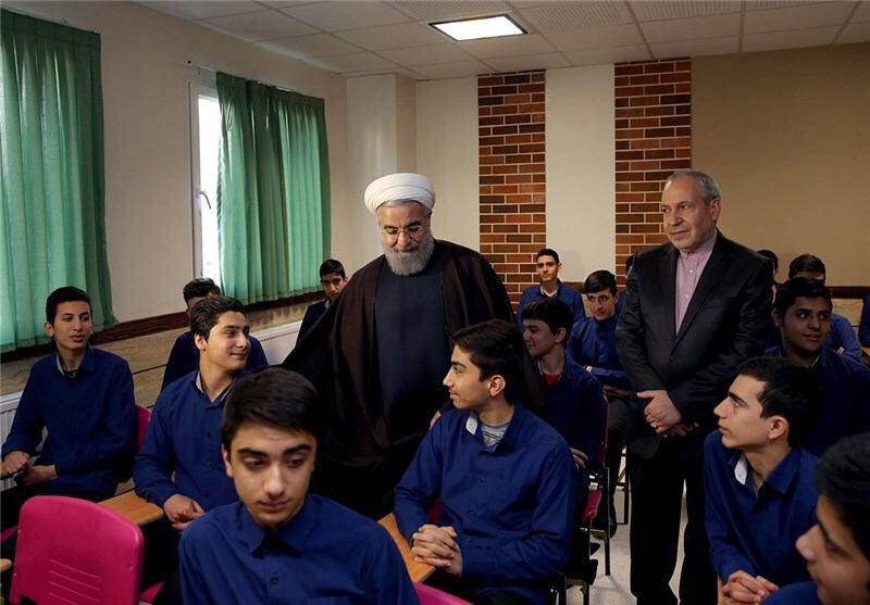 روحانی:جوانان آینده سازان و امیدهای کشور هستند/ بازدید از کلاس درس فراگیری مبحث برجام