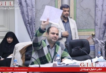 رضا رسولی در حال نشان دادن نامه امضای ده عضو شورا 