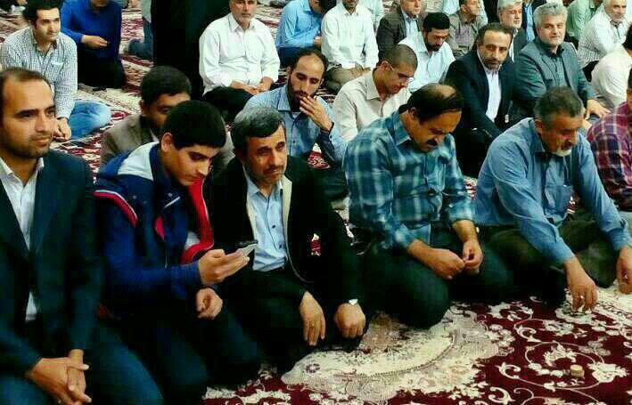 شرکت احمدی نژاد در نماز جمعه آستانه اشرفیه و گوش دادن به سخنان خطیب منتقد خود