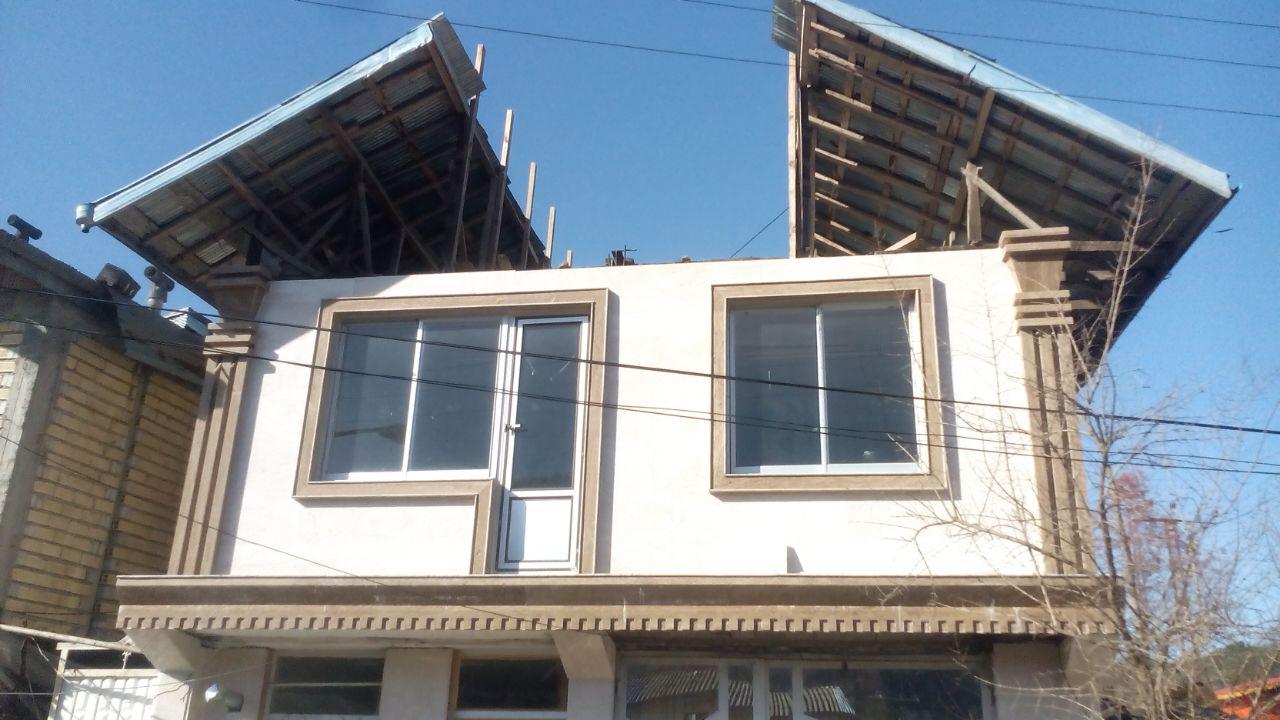 سقوط سقف یک منزل مسکونی بر روی خودروی پارک شده در املش+ تصاویر