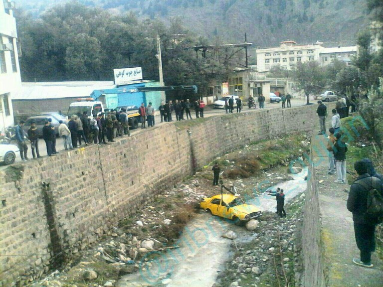 سقوط یک دستگاه تاکسی در رودخانه پایین بازار رودبار