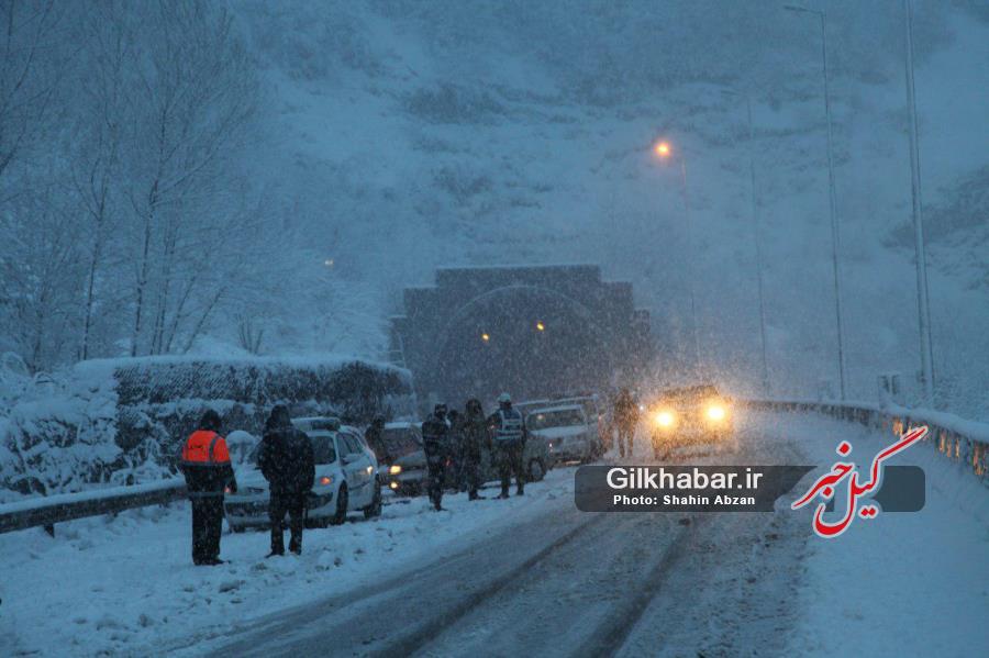 اختصاصی/ گزارش تصویری بارش برف در رودبار و بازدید فرماندار و فرمانده نیروی انتظامی رودبار  از آزادراه رشت- قزوین