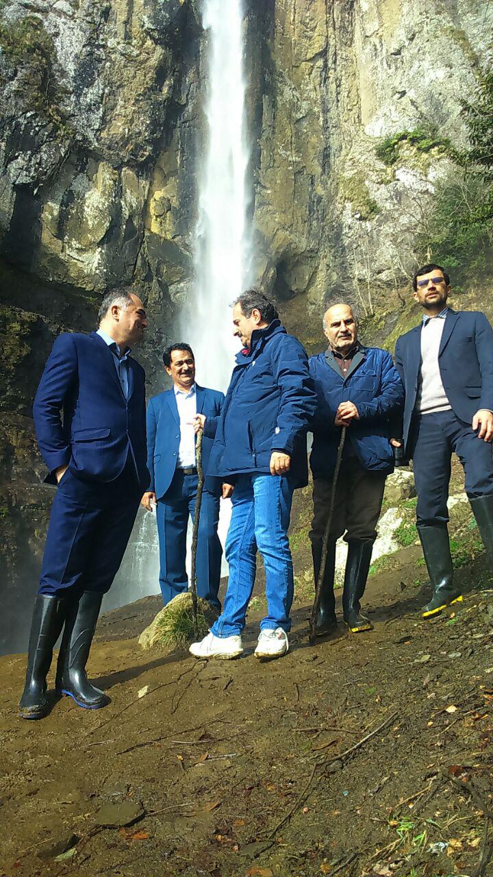 تیپ گردشگری رئیس سازمان برنامه و بودجه گیلان در بازدید از آبشار مارگون+تصاویر