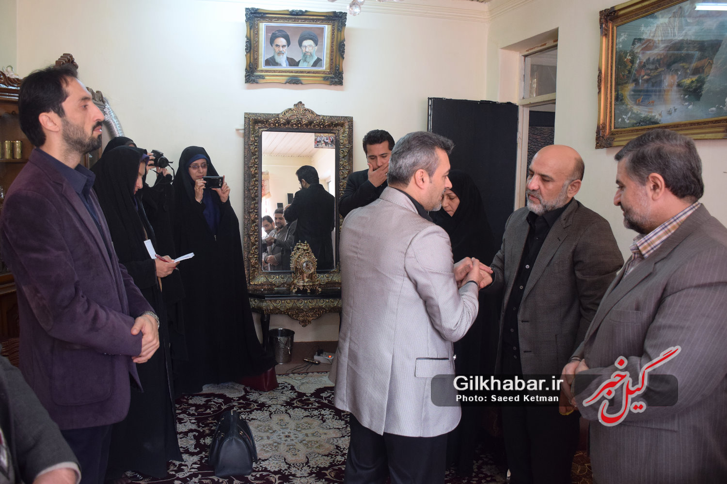 اختصاصی/ گزارش تصویری دیدار جمعی از خبرنگاران و بسیج هنرمندان استان با خانواده شهید مدافع حرم بابک نوری هریس