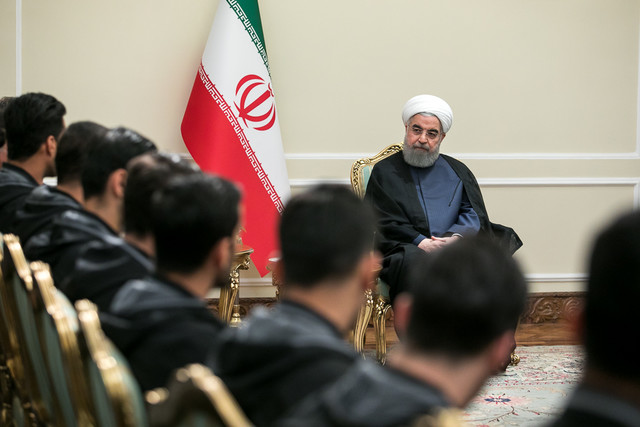 تقدیر رئیس جمهور از بازیکنان و کارفنی تیم ملی فوتبال/ اهدای شماره 12 به روحانی