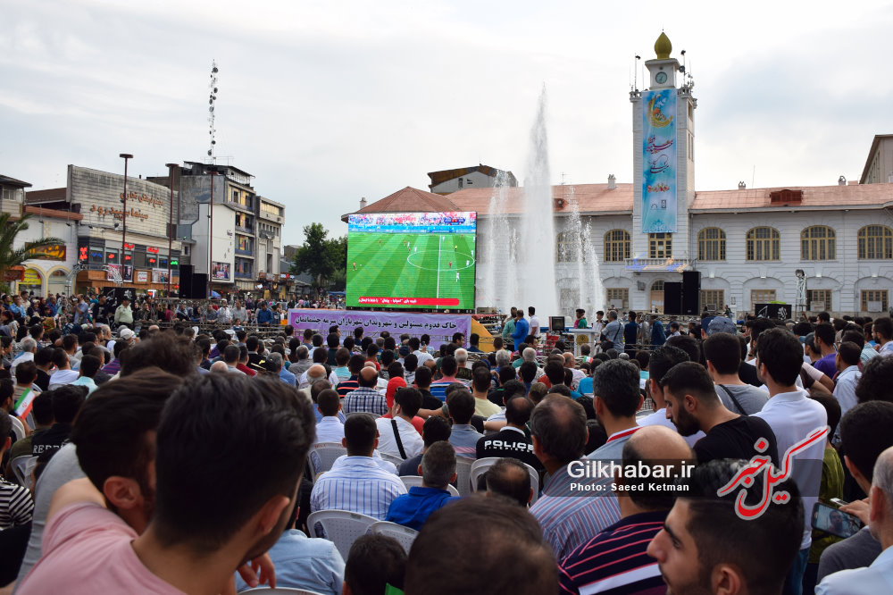 تماشای فوتبال در پیاده راه فرهنگی رشت مورد توجه رسانه های کشوری+عکس