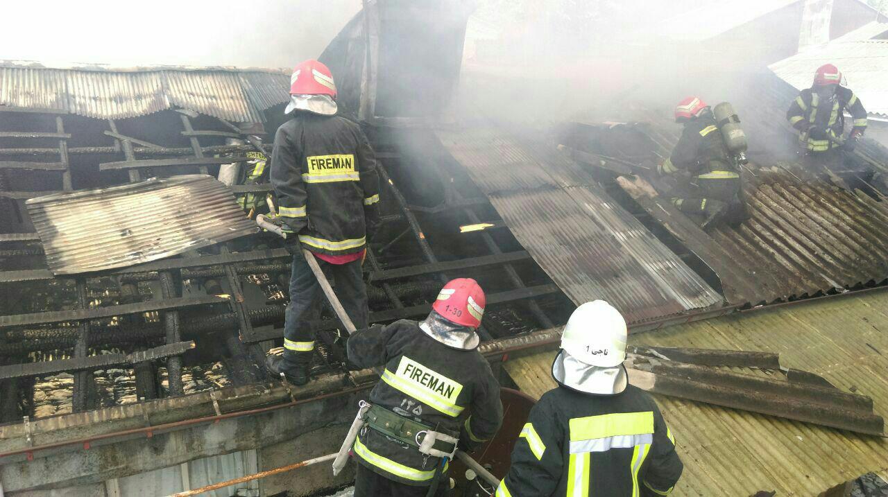 آتش سوزی سقف سه خانه ویلایی در بلوار قلی پور رشت+تصاویر