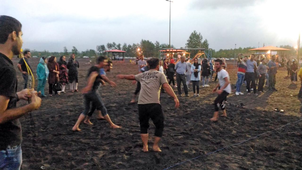 مسابقات محلی کبدی در ساحل سحرخیز محله لاهیجان (1)