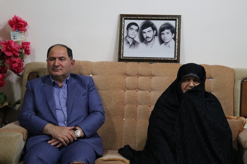 دیدار فرماندارشهرستان رشت با خانواده شهیدان یوسفی