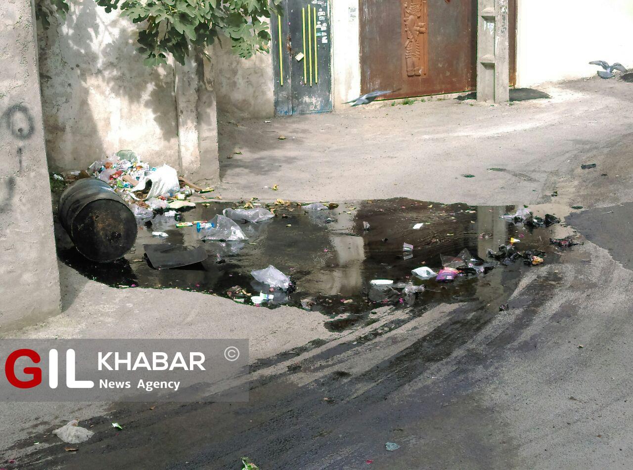 ریخته شدن بشکه قیر در کوچه و خرابی خودروها نزدیک یک دبیرستان دخترانه در رشت+تصاویر