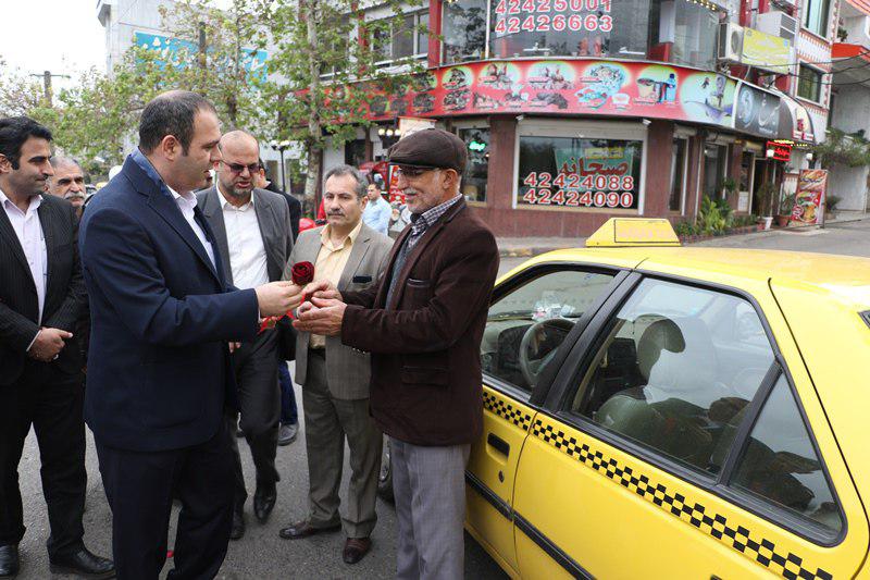 برگزاری مراسم گرامیداشت روز حمل و نقل در لاهیجان/ تقدیر با شاخه گل از رانندگان تاکسی