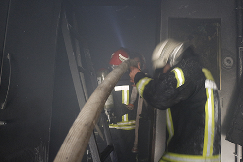مصدومیت دو نفر در آتش گرفتن خانه ای در رشت+عکس