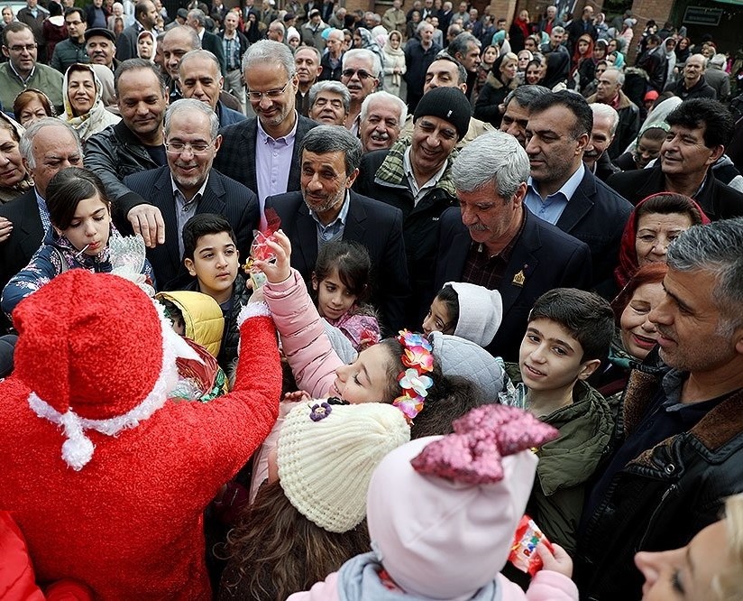 عکس یادگاری احمدی نژاد با بابانوئل
