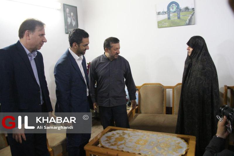 دیدار وزیر ارتباطات و فناوری اطلاعات با خانواده شهید حسن عشوری در سفر به رودسر+تصاویر