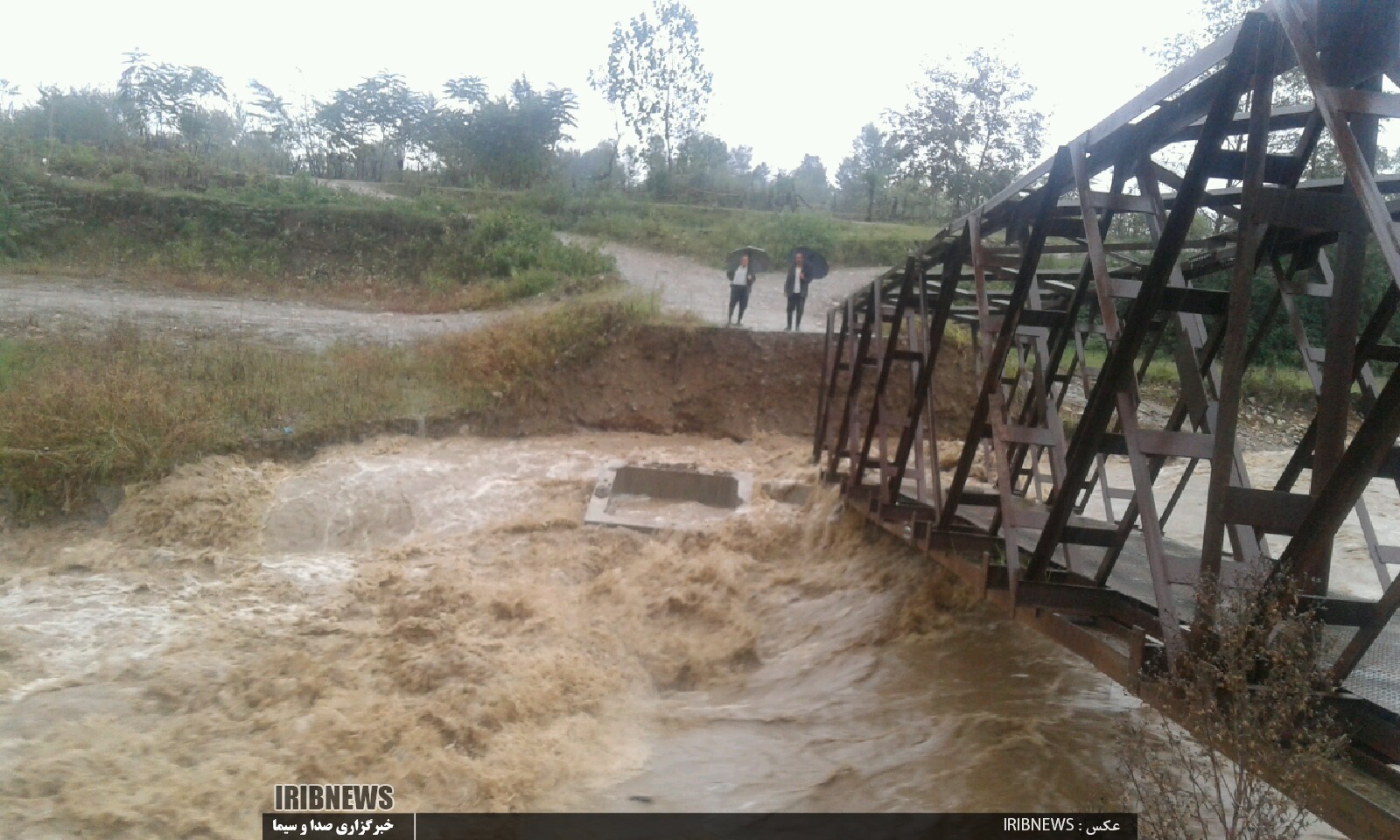 خسارت بارندگی شدید در گیلان/ آبگرفتگی معابر در برخی شهرستان ها / طغیان رودخانه و تخریب چند پل+تصاویر