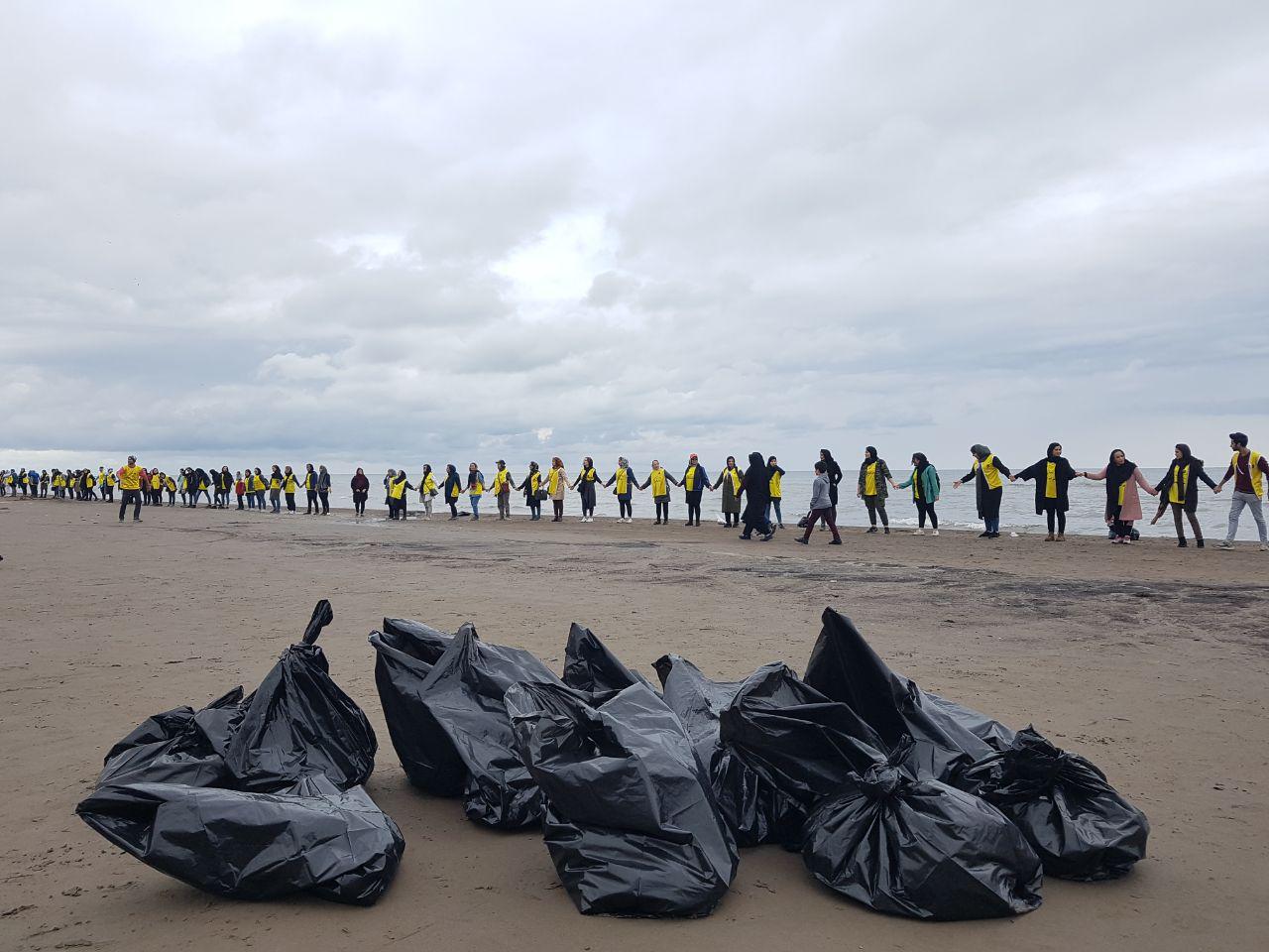 زنجیره انسانی محیط زیستی های گیلان در اعتراض به انتقال آب دریای کاسپین+فیلم و تصاویر