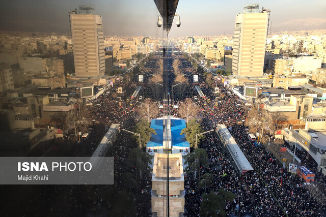 حضور میلیونی مردم در تشییع شهدای مقاومت/ نماز و اشک رهبر انقلاب بر پیکر سپهبد شهید سلیمانی+تصاویر