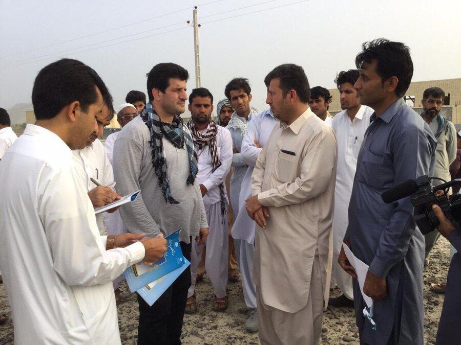 علی کریمی و رسول خادم در بلوچستان مدرسه می سازند