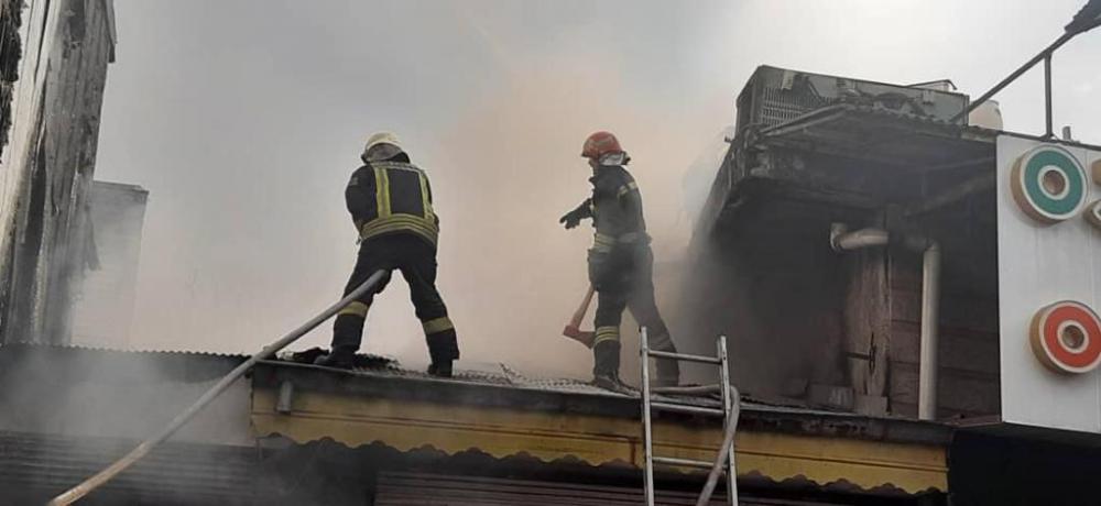 مهار آتش سوزی مغازه تجاری در خیابان سعدی رشت