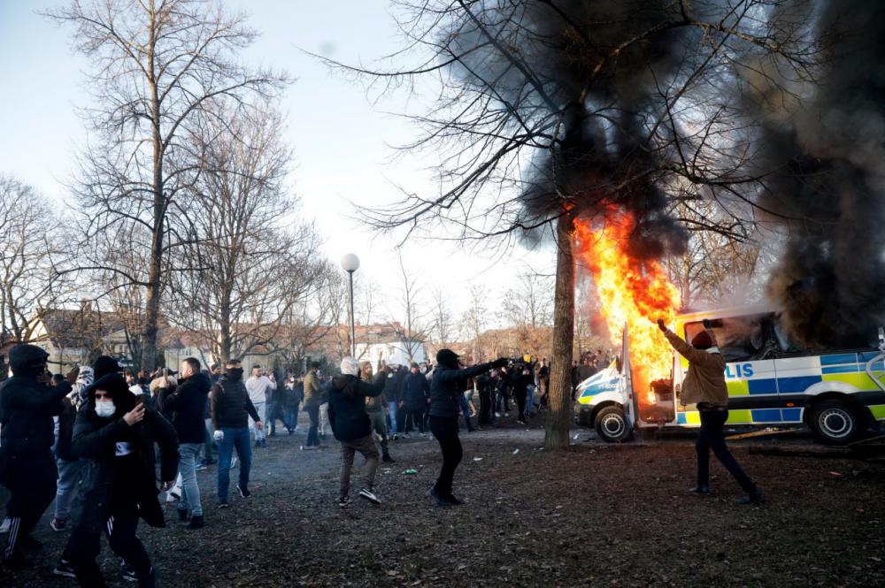 بالا گرفتن اعتراضات به هتک حرمت علیه قرآن کریم در سوئد+عکس