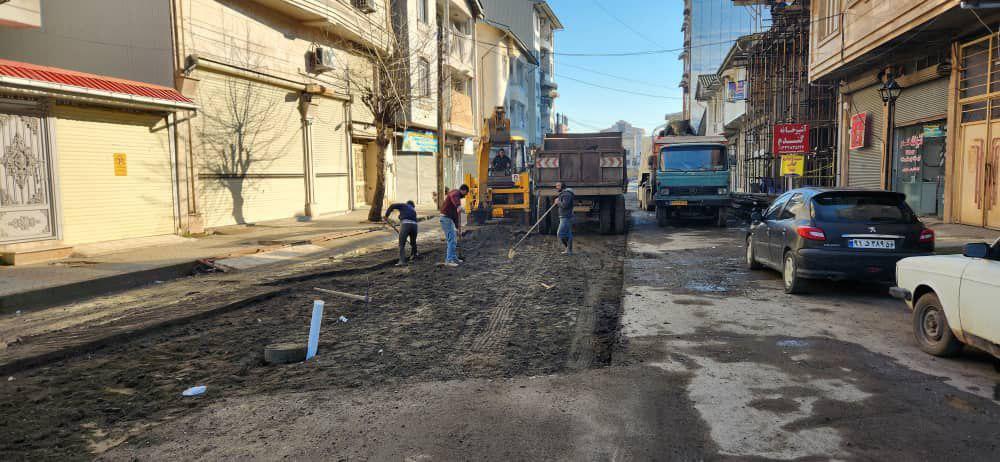 شروع عملیات زیرسازی و آماده سازی با بتن غیر مسلح جهت مقاوم سازی بستر زیر آسفالت در خیابان یازدهم شهید مطهری توسط شهرداری بندر آستارا