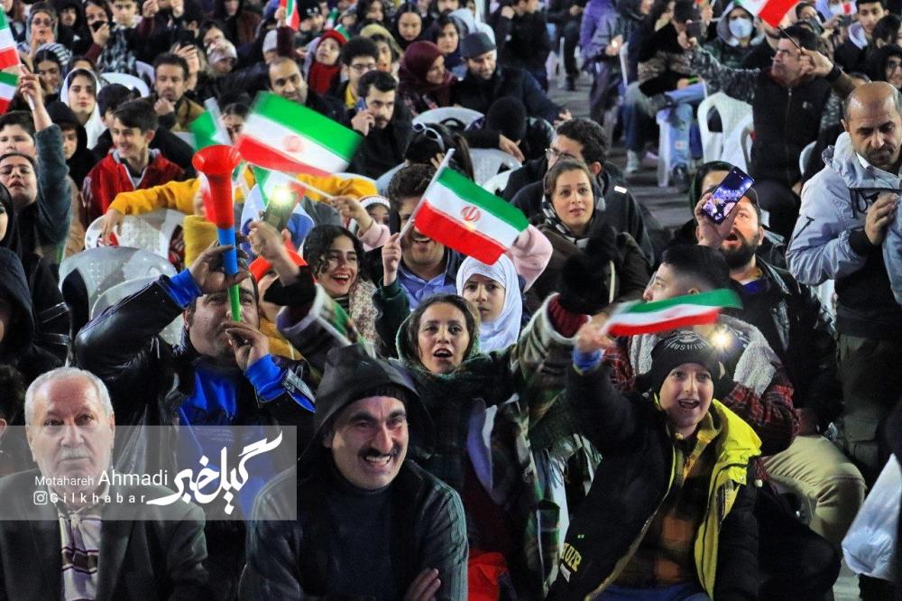 گزارش تصویری پخش زنده مسابقه ایران-قطر در پیاده راه شهرداری رشت