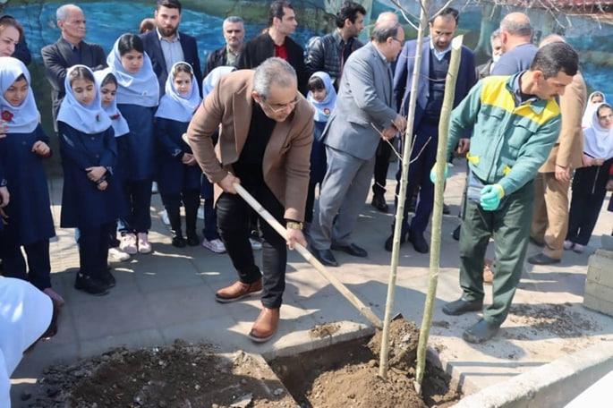 بازکاشت نهال بومی با حضور رئیس کمیسیون محیط زیست شورا و شهردار رشت/کاشت 18 هزار نهال بومی گیلان در رشت