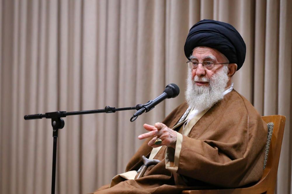 پیام رهبر انقلاب به نمایندگان مجلس دوازدهم: مسابقات بی فایده  رسانه ای و مجادلات مضرّ سیاسی، وقت کوتاه مجلس را به خود مصروف نسازد / مردم با گل باران و اشک باران پیکرهای رئیس جمهور فقید و همراهانش یاد شهیدان دهه  ۶۰ را زنده کردند و به هزاران دروغ و تهمت و شایعه پاسخ دادند