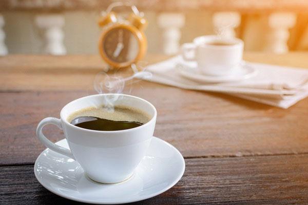 چرا نوشیدن قهوه در هوای گرم ممکن است ایده ی خوبی نباشد؟