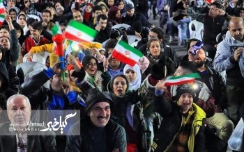 گزارش تصویری پخش زنده مسابقه ایران-قطر در پیاده راه شهرداری رشت